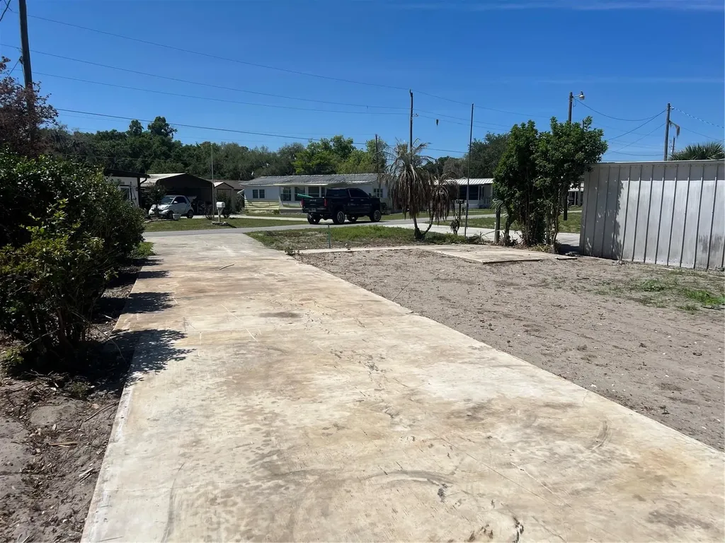 948 Cr 461 Lake Panasoffkee FL 33538