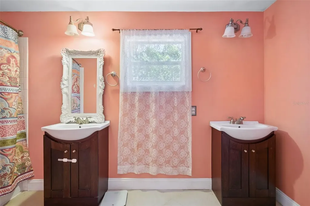 1048 N Grandview Street Mount Dora FL 32757