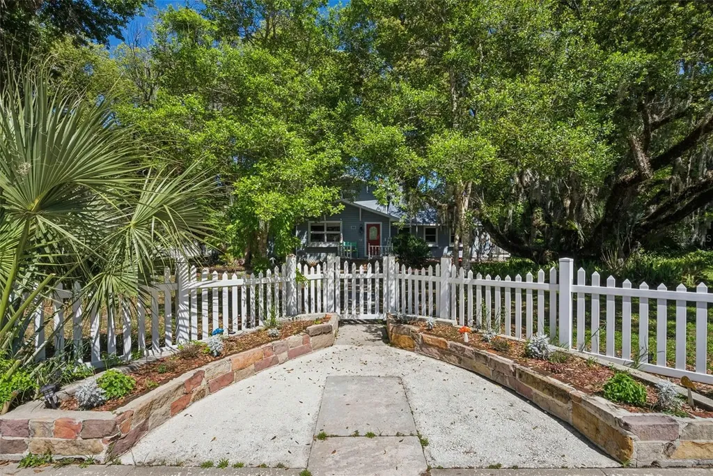 1048 N Grandview Street Mount Dora FL 32757