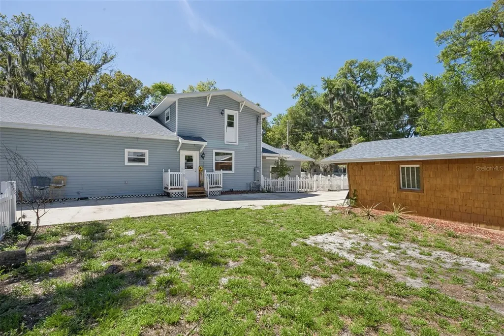 1048 N Grandview Street Mount Dora FL 32757