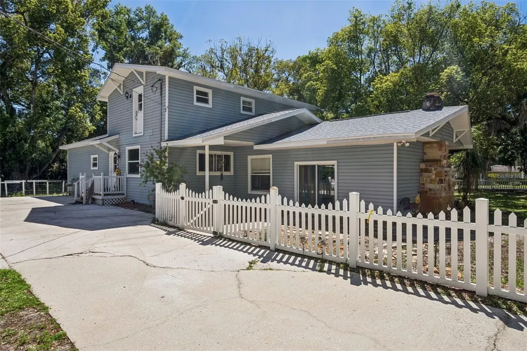 1048 N Grandview Street Mount Dora FL 32757