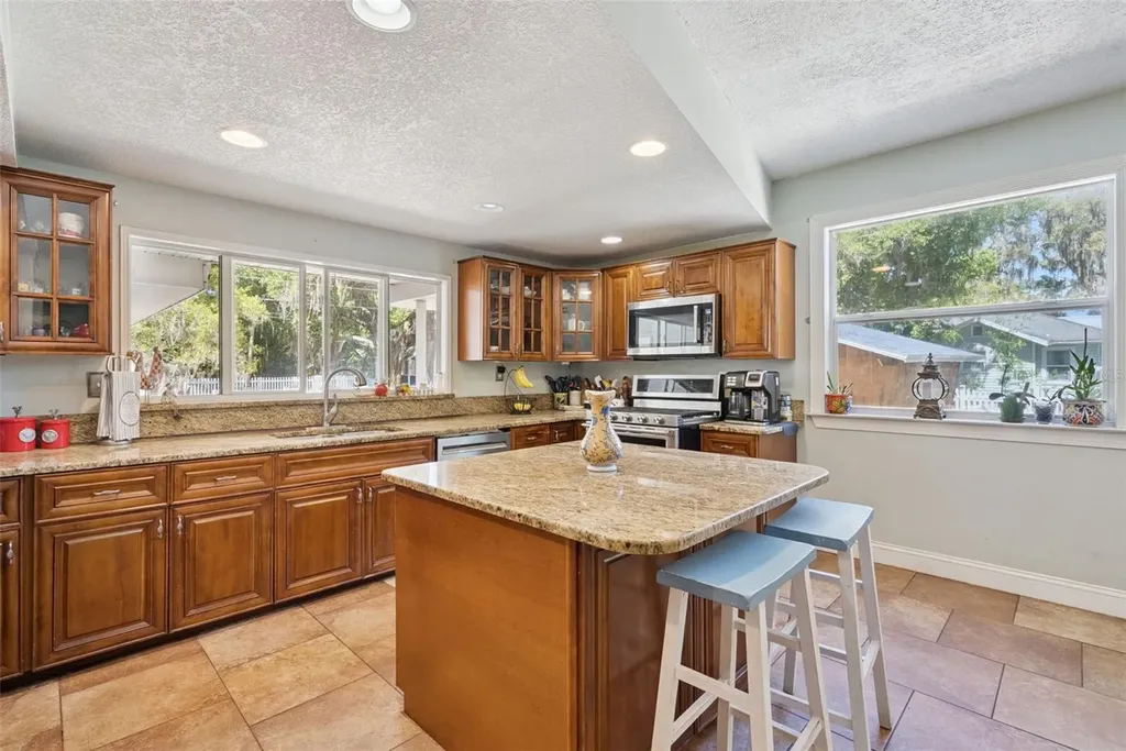 1048 N Grandview Street Mount Dora FL 32757