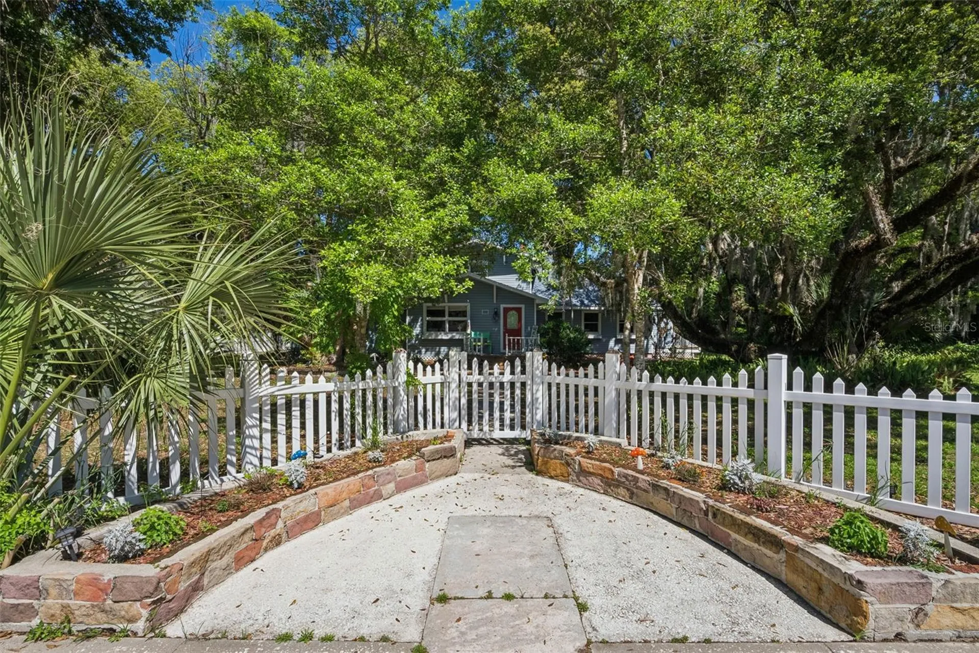 1048 N Grandview Street Mount Dora FL 32757