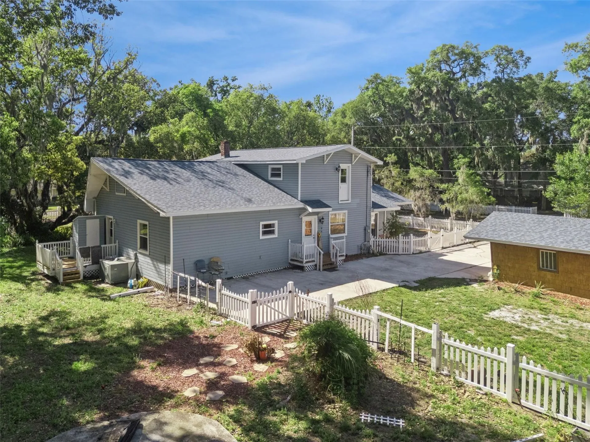 1048 N Grandview Street Mount Dora FL 32757