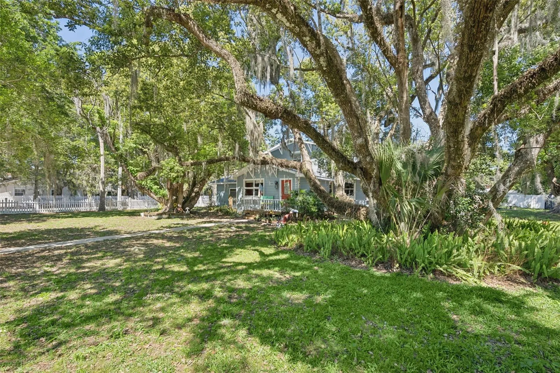 1048 N Grandview Street Mount Dora FL 32757