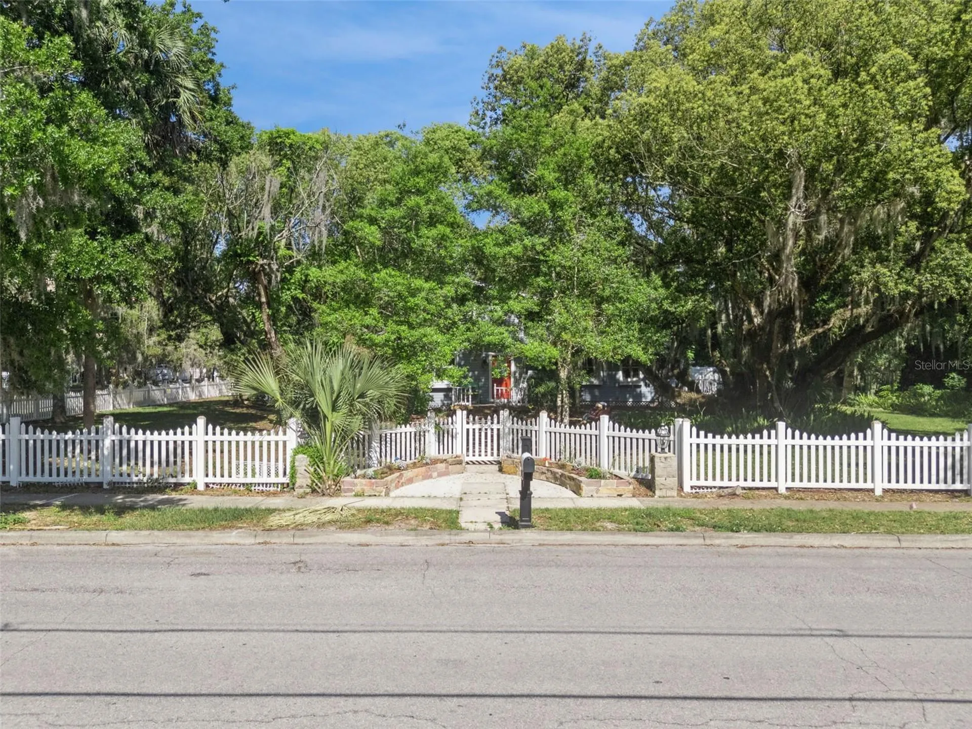 1048 N Grandview Street Mount Dora FL 32757