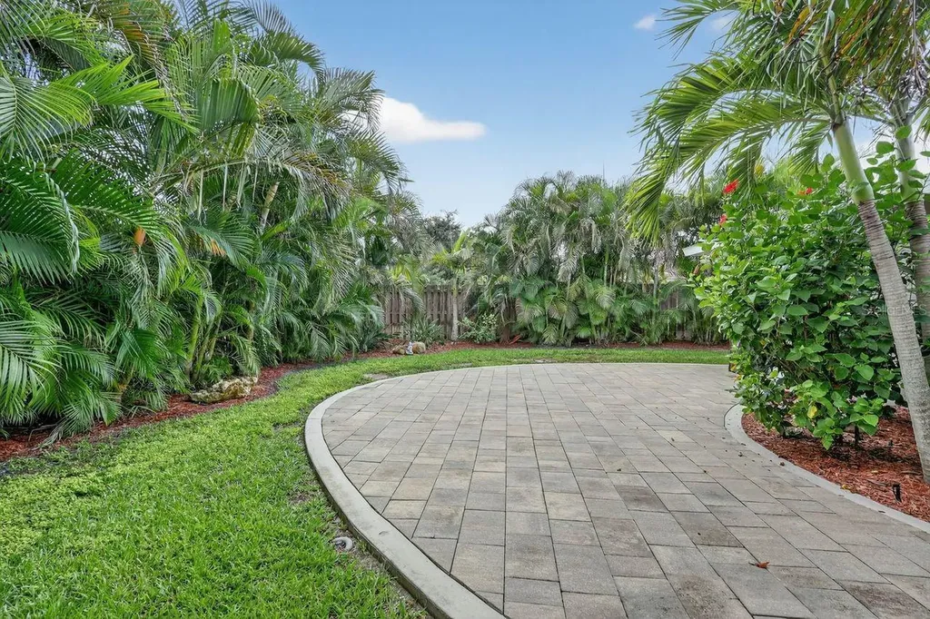 1884 Southpointe Drive Sarasota FL 34231