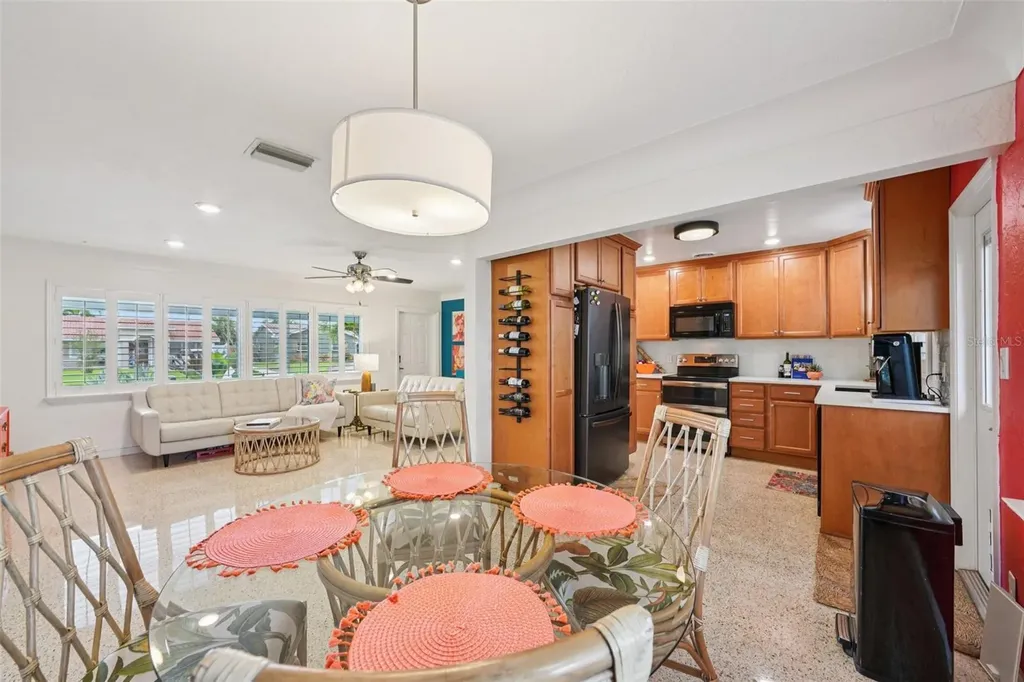 6417 24th Avenue N St Petersburg FL 33710