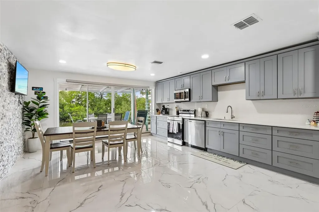 8825 Oak Street Riverview FL 33578