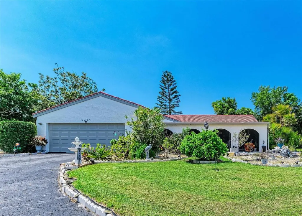 7236 Las Casas Drive Sarasota FL 34243