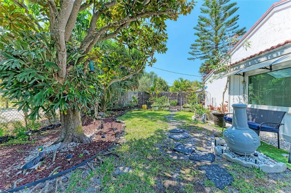 7236 Las Casas Drive Sarasota FL 34243