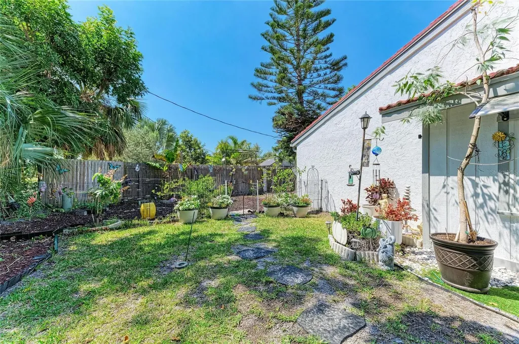 7236 Las Casas Drive Sarasota FL 34243