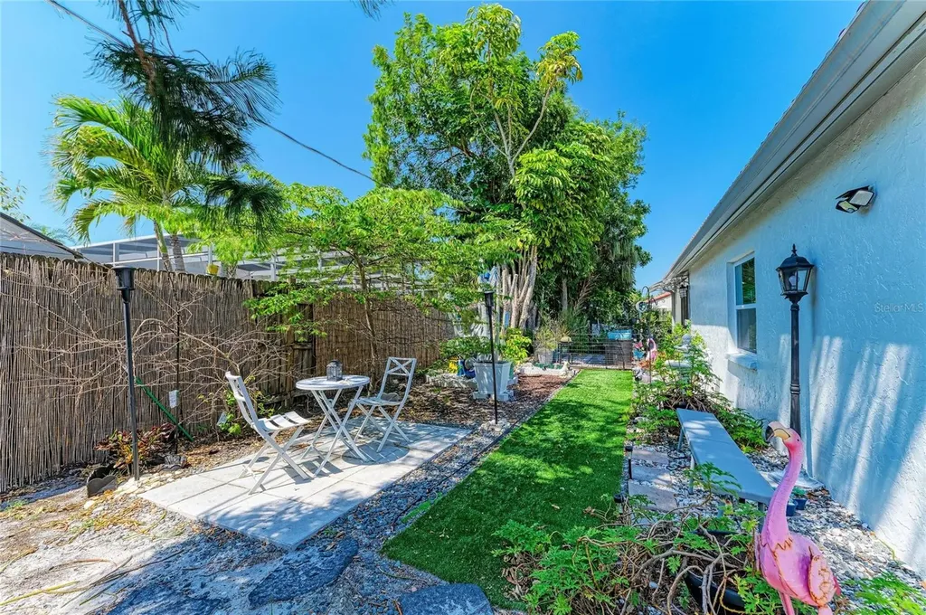 7236 Las Casas Drive Sarasota FL 34243