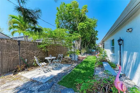 7236 Las Casas Drive Sarasota FL 34243
