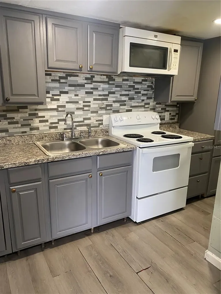 915 W Oak Ridge Road Orlando FL 32809