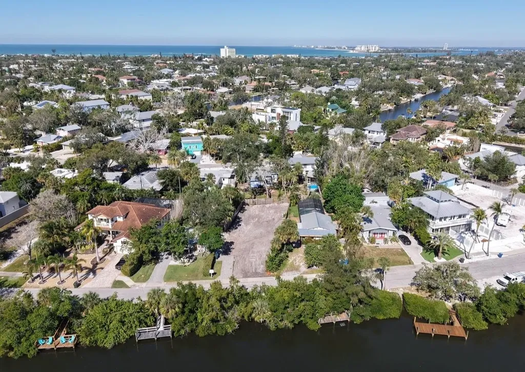 671 Avenida Del Norte Sarasota FL 34242