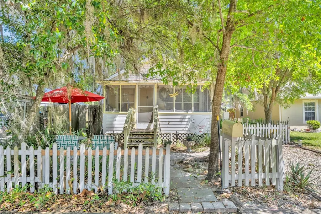 140 N Johns Street Mount Dora FL 32757