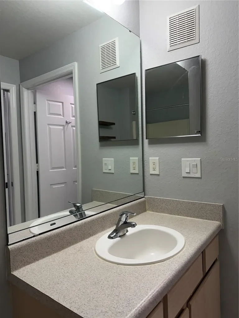 5467 Vineland Road Orlando FL 32811