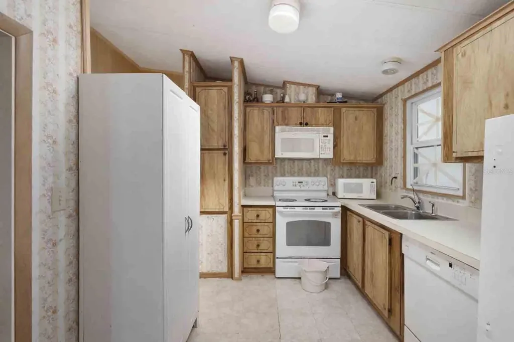 1763 W Schwartz Boulevard Lady Lake FL 32159