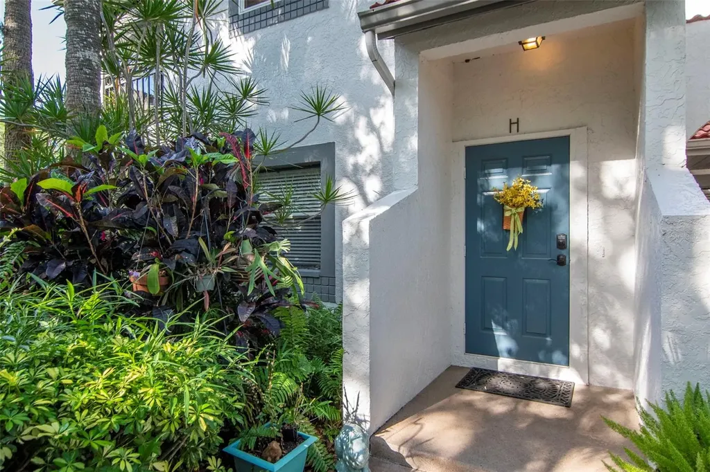 484 Santa Cruz Place NE St Petersburg FL 33703