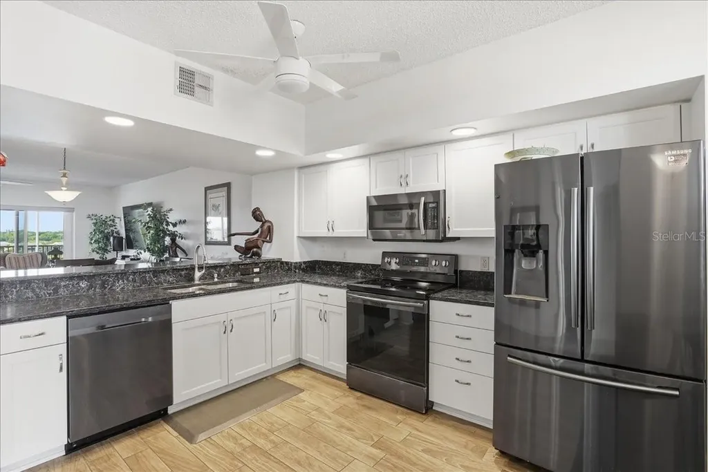 6425 Shoreline Drive St Petersburg FL 33708
