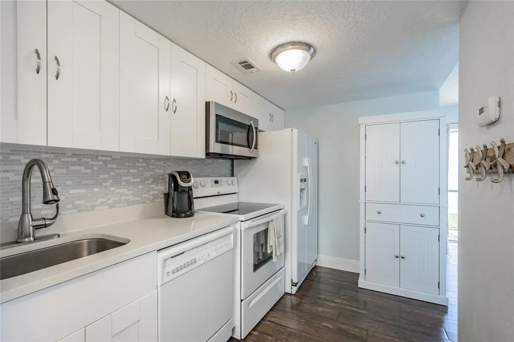 2566 Gary Circle Dunedin FL 34698