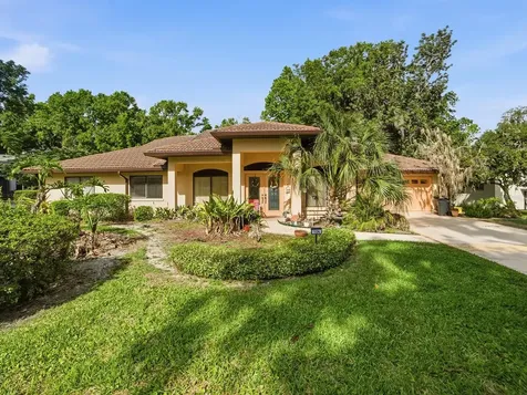 104 Peppertree Court Yalaha FL 34797