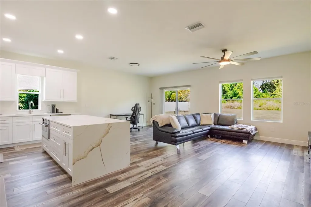 807 Garden Oaks Square Seffner FL 33584