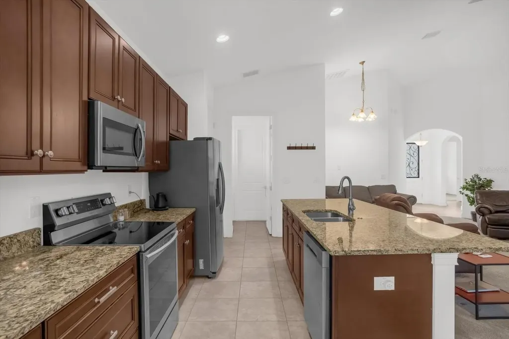 699 S Dixie Drive Howey In The Hills FL 34737