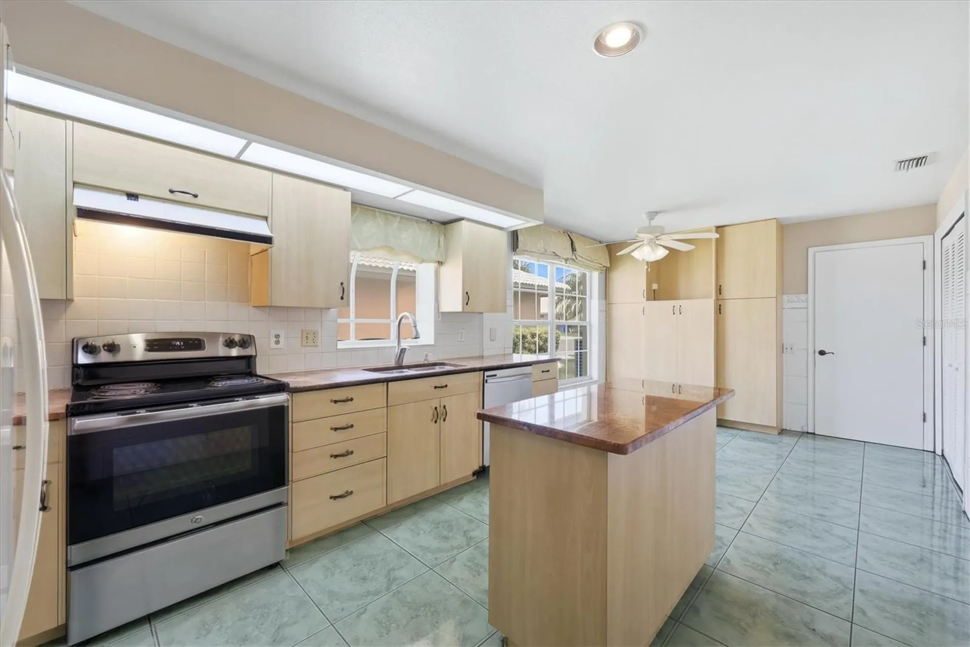 4738 Dundee Drive Bradenton FL 34210