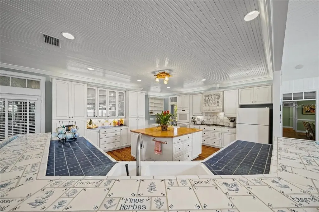 1200 Peninsula Drive Tavares FL 32778