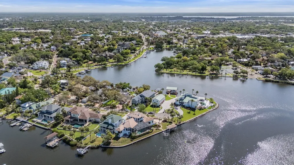62 Central Court Tarpon Springs FL 34689