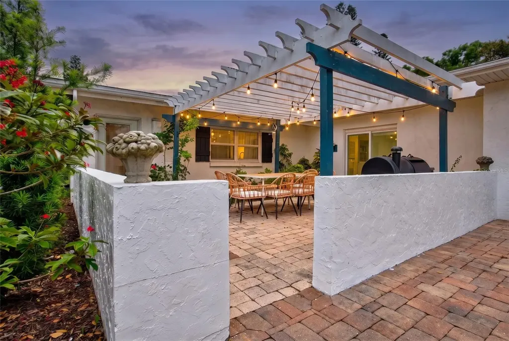 214 Gaines Avenue Sarasota FL 34243