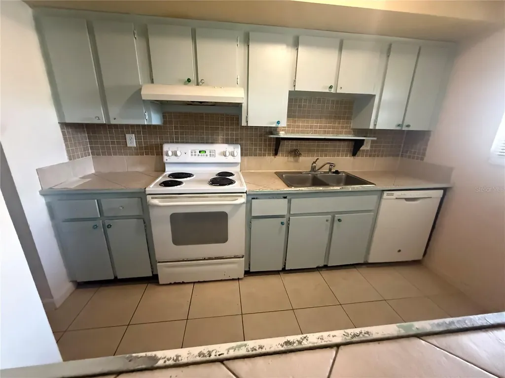 870 Village Lake Terrace N St Petersburg FL 33716