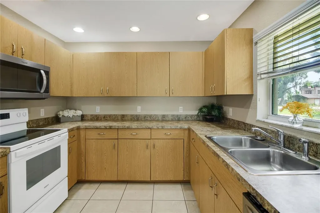 305 W Fountain Street Fruitland Park FL 34731