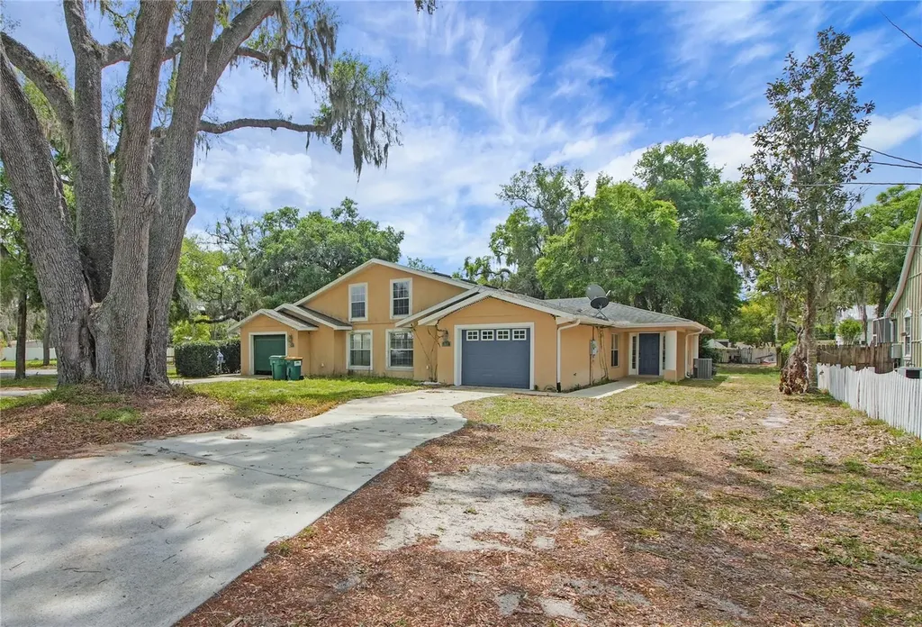 305 W Fountain Street Fruitland Park FL 34731