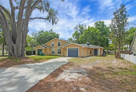 305 W Fountain Street Fruitland Park FL 34731