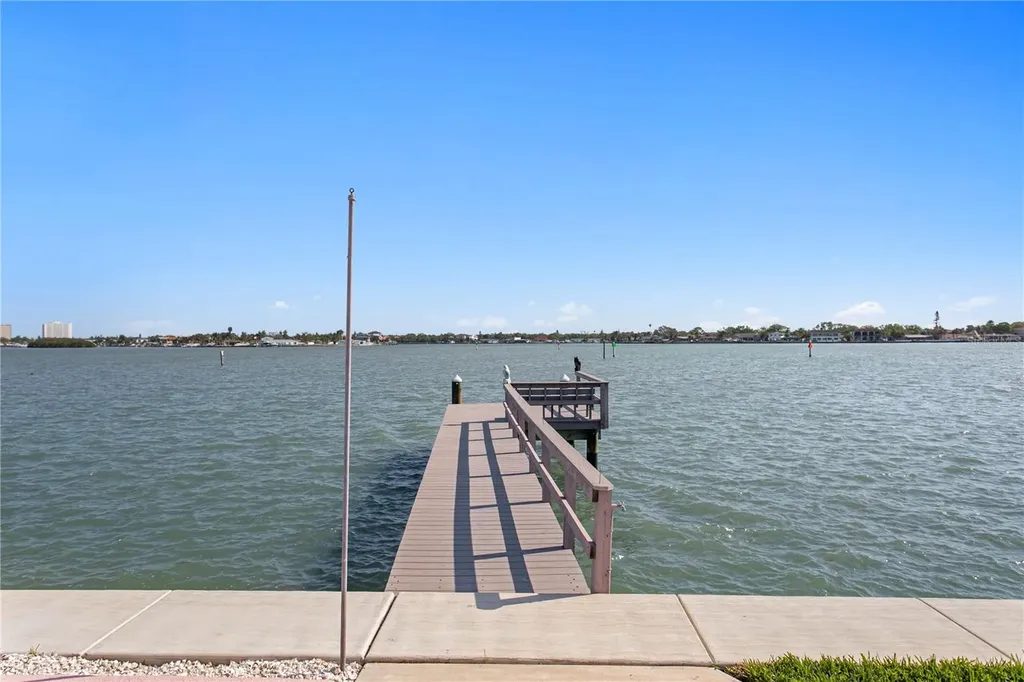 6984 S Shore Drive S St Petersburg FL 33707