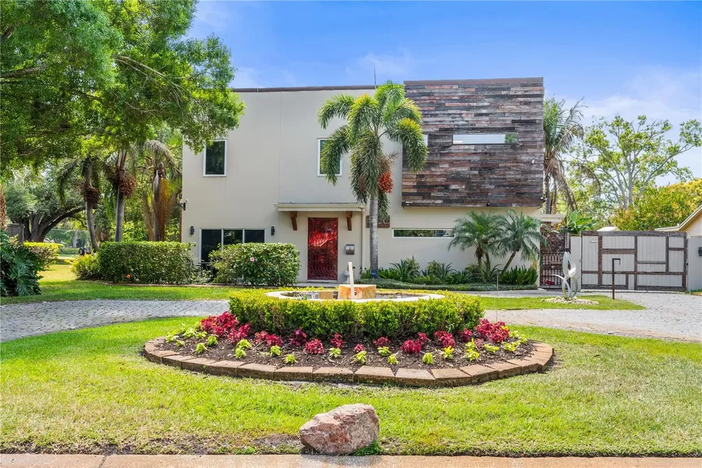 2520 Gomaz Way S St Petersburg FL 33712