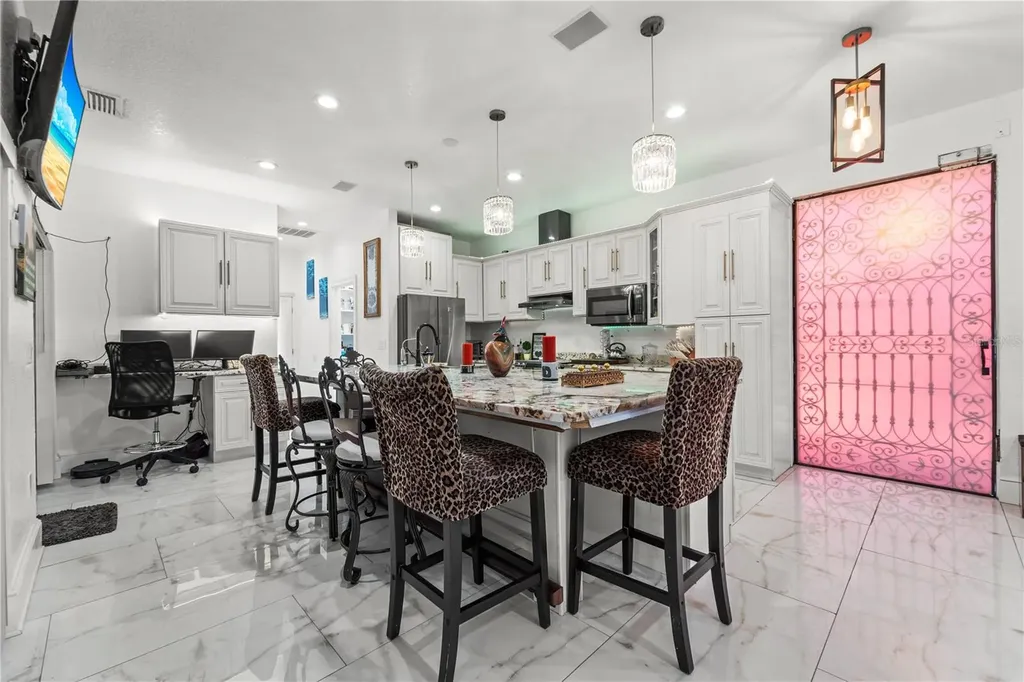 2520 Gomaz Way S St Petersburg FL 33712