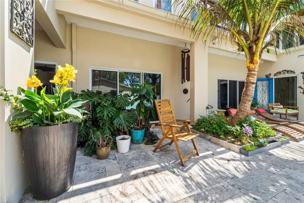 2520 Gomaz Way S St Petersburg FL 33712