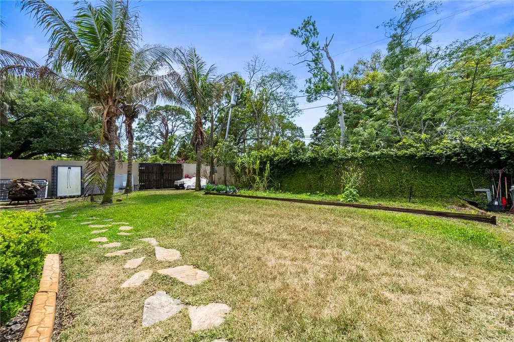 2520 Gomaz Way S St Petersburg FL 33712