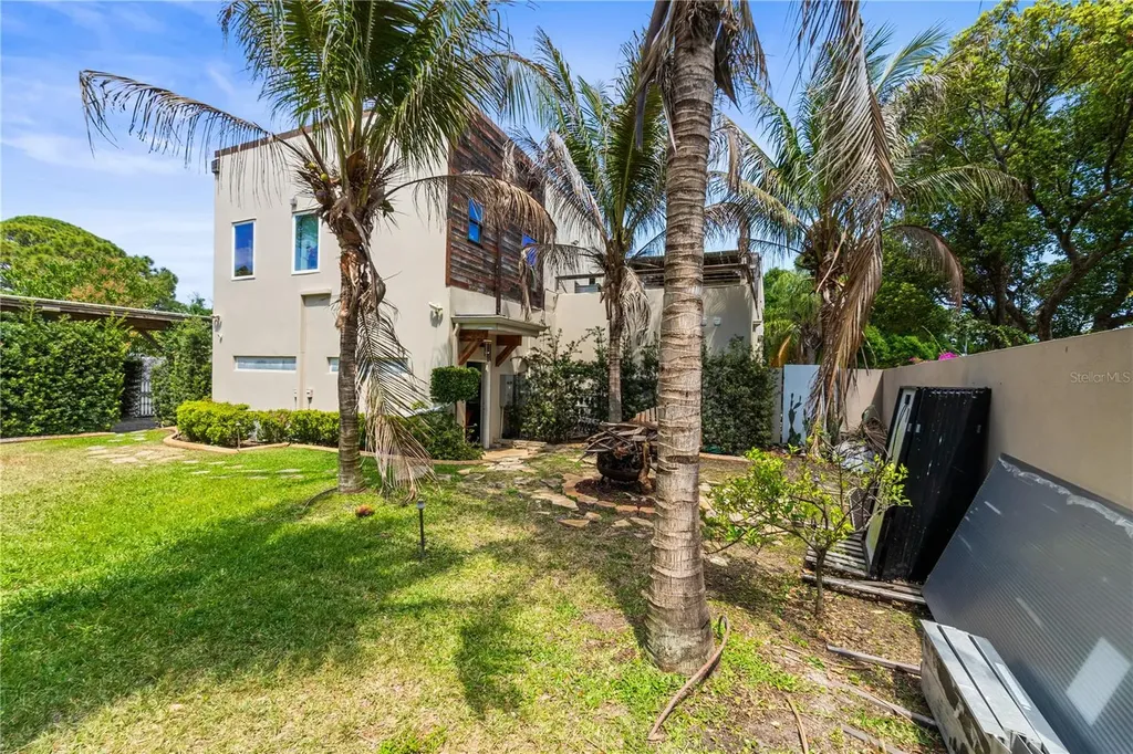 2520 Gomaz Way S St Petersburg FL 33712