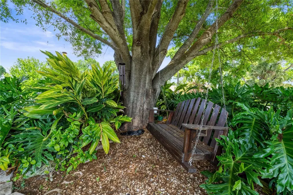 2520 Gomaz Way S St Petersburg FL 33712
