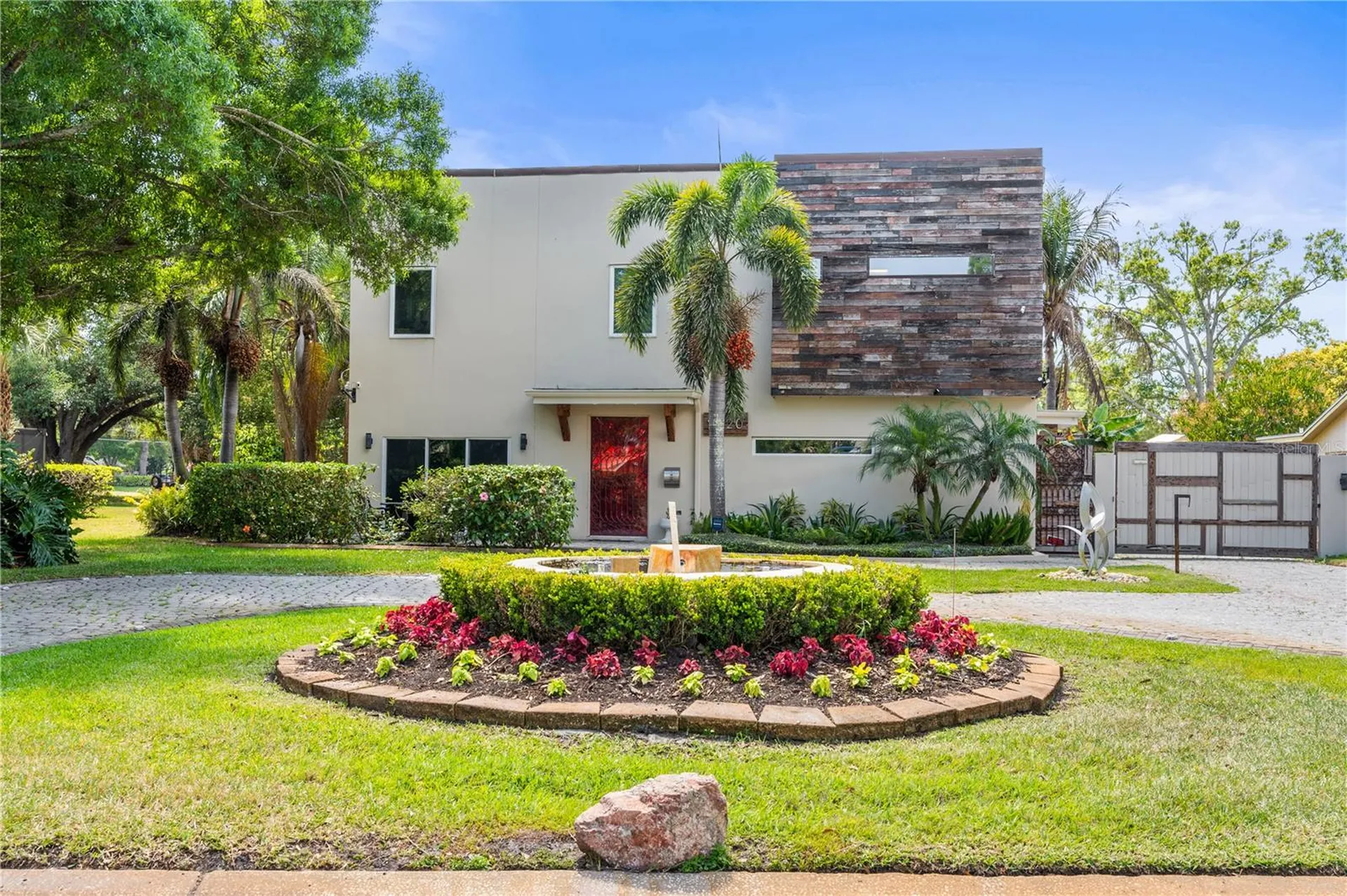 2520 Gomaz Way S St Petersburg FL 33712