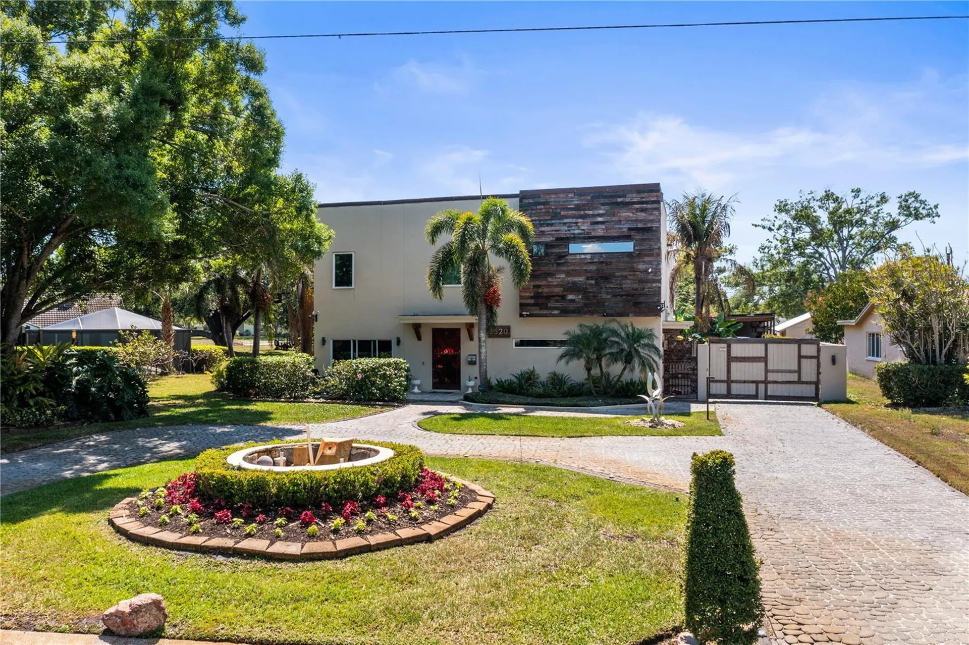 2520 Gomaz Way S St Petersburg FL 33712
