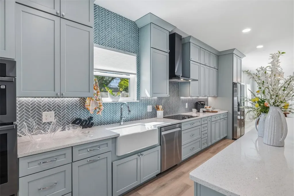494 39th Avenue N St Petersburg FL 33704