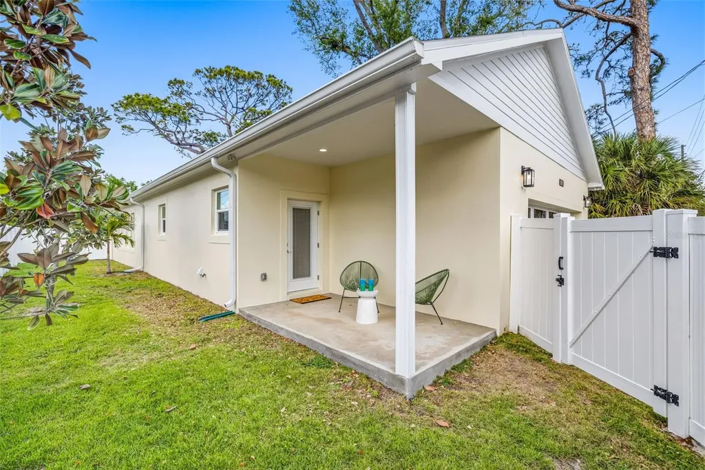 494 39th Avenue N St Petersburg FL 33704