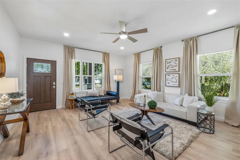 494 39th Avenue N St Petersburg FL 33704