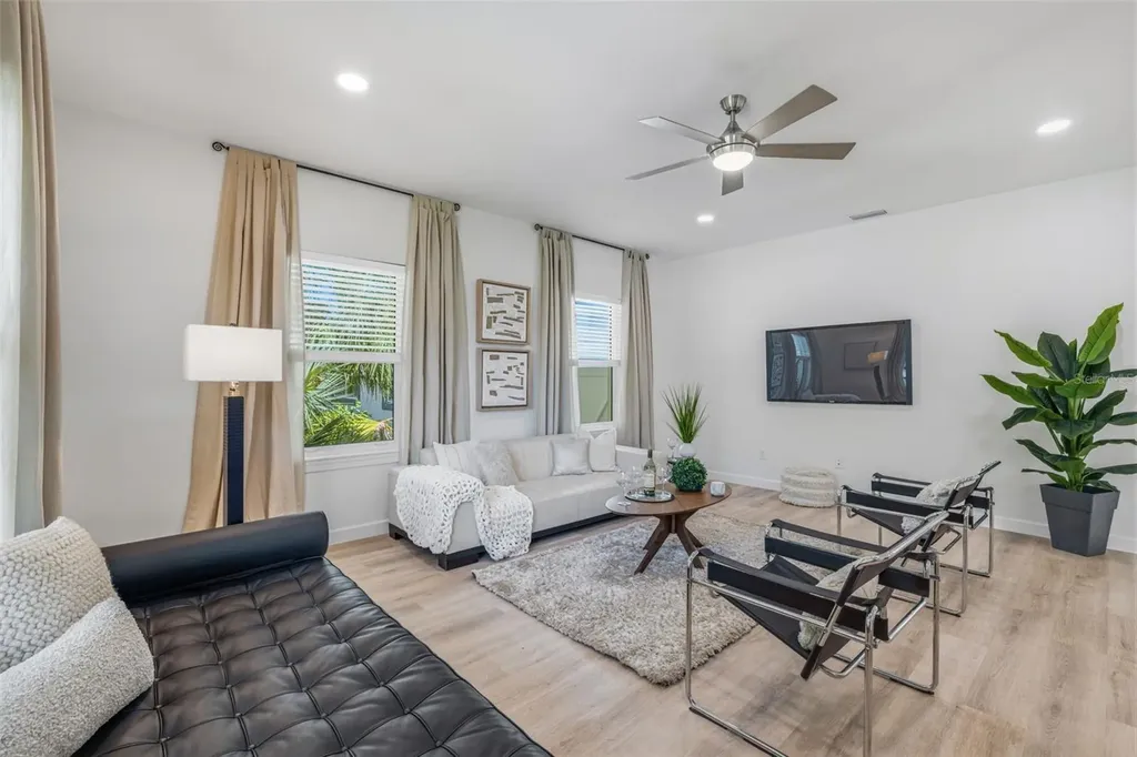 494 39th Avenue N St Petersburg FL 33704